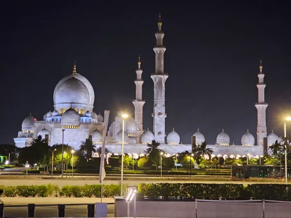 Abu Dhabi – United Arab Emirates stopover Sheikh Zayed Grand Mosque night visit